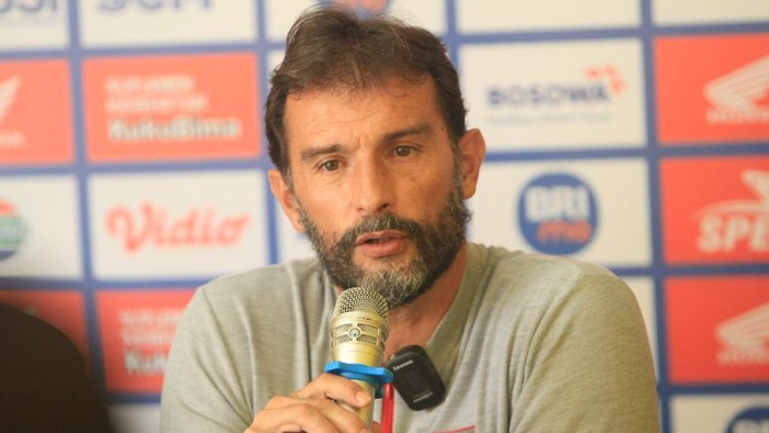 Pelatih Persis Solo Leonardo Medina dalam sesi prematch konferensi pers di Stadion Gelora BJ Habibie, Parepare.