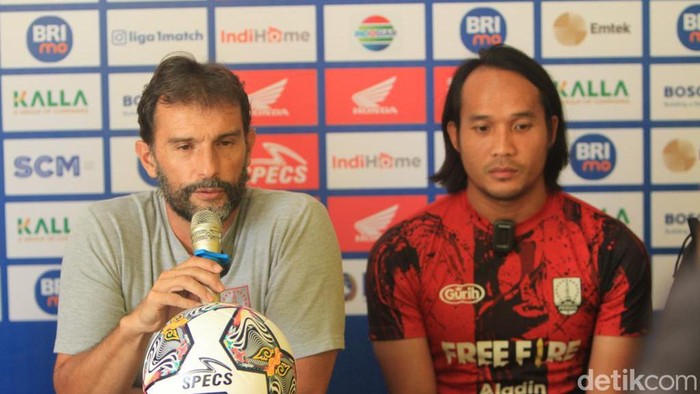 Pelatih Persis Solo Leonardo Medina dan pemain Rian mitziar di konferensi pers jelang laga lawan PSM Makassar.