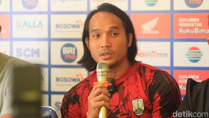 Pemain Persis Solo Rian Miziar dalam sesi konferensi pers jelang menghadapi PSM Makassar di pekan ke-28 Liga 1 2022/2023.