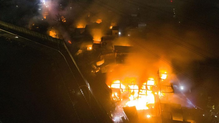 Penampakan dari Udara Kebakaran Depo Plumpang Tadi Malam Foto udara lokasi kebakaran Depo Pertamina Plumpang, Jakarta utara, Jumat (3/3/2023). ANTARA FOTO/Muhammad Adimaja/rwa.