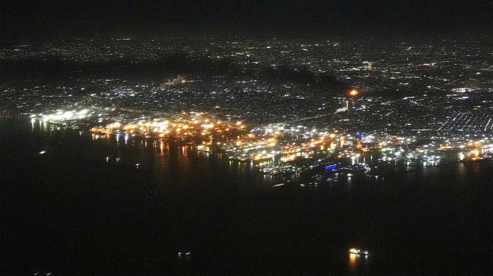 Penampakan dari Udara Kebakaran Depo Plumpang Tadi Malam Foto udara lokasi kebakaran Depo Pertamina Plumpang, Jakarta utara, Jumat (3/3/2023). ANTARA FOTO/Muhammad Adimaja/rwa.
