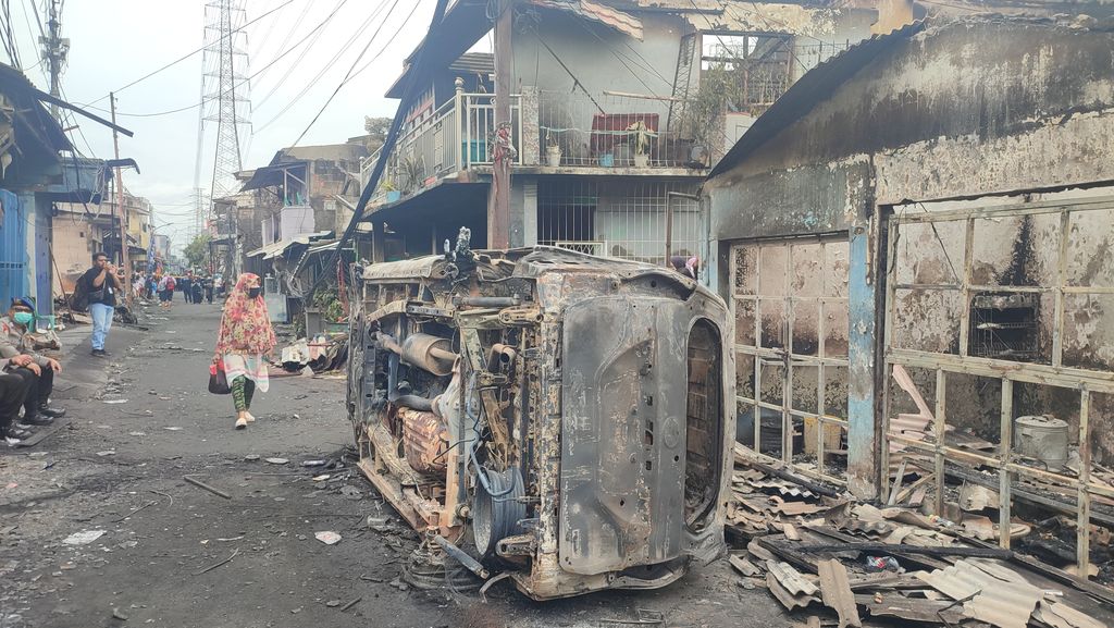 Penampakan Mobil Terbalik dan Terbakar di TKP Kebakaran Depo BBM Plumpang