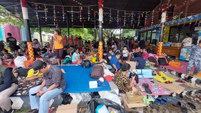 Pengungsi kebakaran Depo Plumpang di Posko RPTRA Rasela