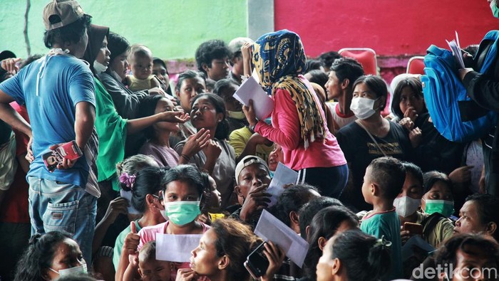 Pengungsi Kebakaran Plumpang Terima Bantuan Uang Tunia Pengungsi mengantre pembagian uang cash bantuan korban terdampak kebakaran Depo Plumpang di RPTRA Rasela, Jakarta Utara,Jakarta Utara, Sabtu (4/3/2023).