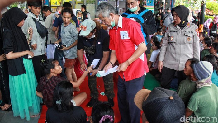 Pengungsi mengantre pembagian uang cash bantuan korban terdampak kebakaran Depo Plumpang di RPTRA Rasela, Jakarta Utara,Jakarta Utara, Sabtu (4/3/2023).