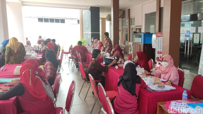 Pengurusan dokumen akhir pekan dan malam hari di Semarang, Sabtu (4/3/2023).