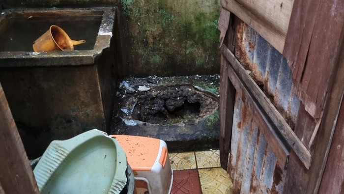 Kloset jongkok di sebuah rumah meledak hingga membuat satu orang terluka di Klender, Duren Sawit, Jakarta Timur. Apa penyebab kloset meledak di Duren Sawit itu?