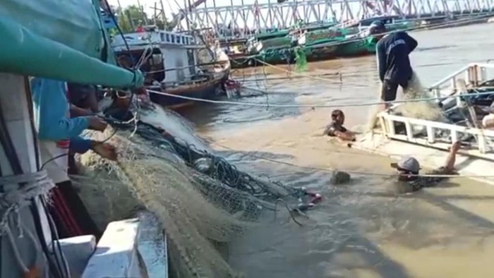 Perahu nelayan rusak dan tenggelam terkena arus deras sudetan Bengawan Solo