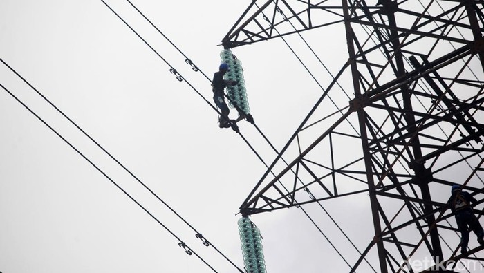 Perbaikan Isolator SUTET di Atas Lokasi Kebakaran Plumpang Jaringan SUTET juga terkena imbas dari kebakaran Depo Pertamina Plumpang, Jakarta Utara, Sabtu (4/3/2023). Petugas PLN pun langsung melakukan penanganan.