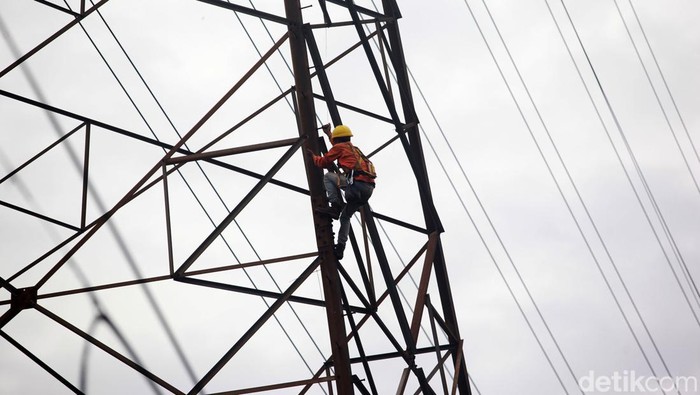 Jaringan SUTET juga terkena imbas dari kebakaran Depo Pertamina Plumpang, Jakarta Utara, Sabtu (4/3/2023). Petugas PLN pun langsung melakukan penanganan.