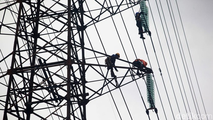 Jaringan SUTET juga terkena imbas dari kebakaran Depo Pertamina Plumpang, Jakarta Utara, Sabtu (4/3/2023). Petugas PLN pun langsung melakukan penanganan.