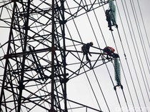 Heboh, Pria di Kulon Progo Panjat Tower Sutet 70 Meter