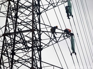 Heboh, Pria di Kulon Progo Panjat Tower Sutet 70 Meter