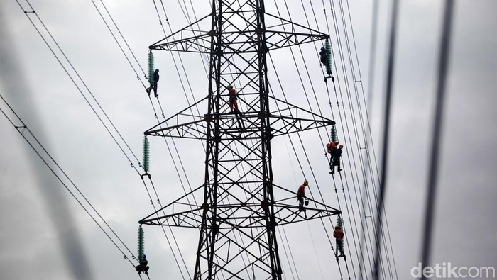 Perbaikan Isolator SUTET di Atas Lokasi Kebakaran Plumpang Jaringan SUTET juga terkena imbas dari kebakaran Depo Pertamina Plumpang, Jakarta Utara, Sabtu (4/3/2023). Petugas PLN pun langsung melakukan penanganan.