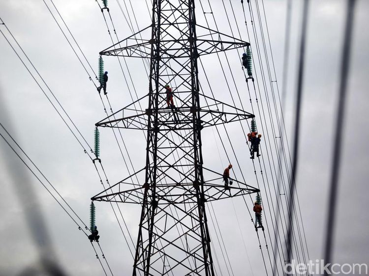 Gercep! PLN Perbaiki Jaringan SUTET di Plumpang