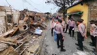 Petugas kepolisian juga sudah datang ke lokasi kebakaran.