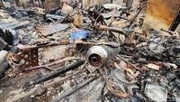 Kebakaran tidak hanya menghanguskan rumah, sejumlah kendaraan milik warga juga hangus.