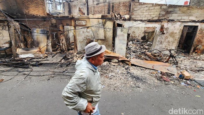 Kondisi permukiman di Rawabadak Selatan, Jakut, hangus imbas kebakaran Depo Pertamina Plumpang. Garis polisi pun dipasang di sekitar lokasi, Sabtu (4/3).