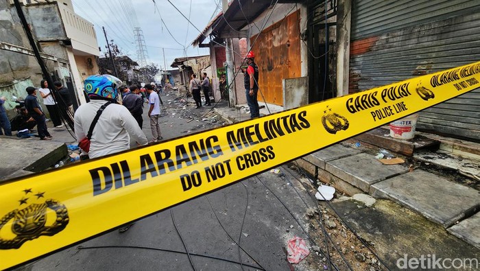 Permukiman Terimbas Kebakaran Depo Plumpang Digaris Polisi Kondisi permukiman di Rawabadak Selatan, Jakut, hangus imbas kebakaran Depo Pertamina Plumpang. Garis polisi pun dipasang di sekitar lokasi, Sabtu (4/3).