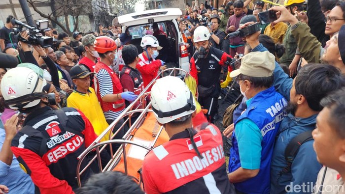 Petugas mengevakuasi 1 jenazah di permukiman warga yang terdampak kebakaran Depo Pertamina Plumpang, Jakarta Utara.