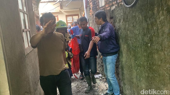 Petugas mengevakuasi 1 korban tewas kebakaran Depo Plumpang di RT 06 RW 1, Kelurahan Rawabadak Selatan, Koja, Jakarta Utara, Sabtu (4/3/2023) siang.