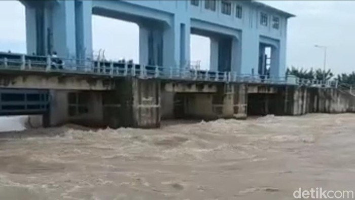 Pintu air Babat, Lamongan menunjukkan debit Bengawan Solo di Lamongan siaga merah