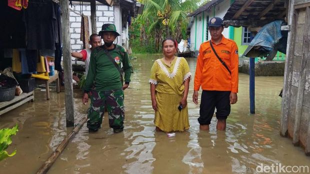 Pintu air Babat, Lamongan menunjukkan debit Bengawan Solo di Lamongan siaga merah