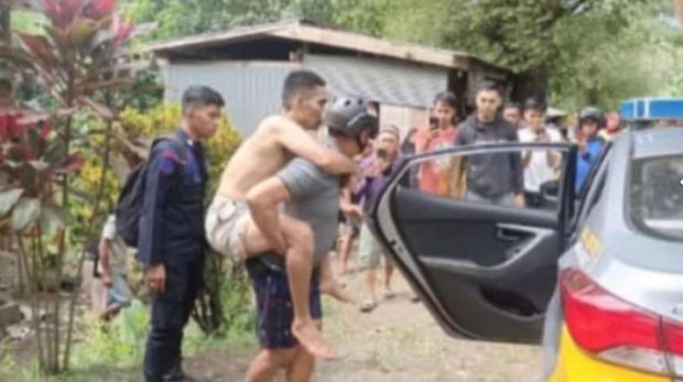 Pria di Soppeng, Sulsel yang bunuh anaknya saat diamankan polisi.