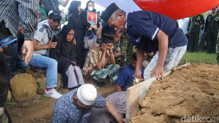 Proses pemakaman Praka Jumardi, prajurit TNI yang tewas tertembak KKB.