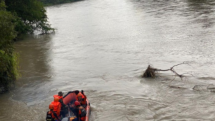 Proses pencarian santriwati yang hanyut di Sungai Tapsel