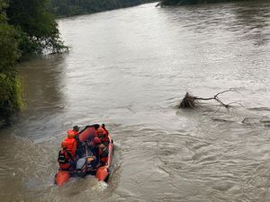 Santriwati Hanyut di Sungai Tapsel Belum Ditemukan