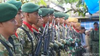 Prosesi upacara dipimpin langsung oleh Danbrigif Raider 13 Galuh Rahayu Kostrad Kolonel Inf Jimmy Sitinjak selaku inspektur upacara. (Foto: Agung Pramono/detikSulsel)