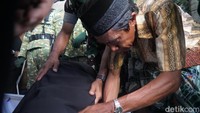 Sejumlah keluarga tampak histeris menyambut kedatangan jenazah. Jenazah Praka Jumardi dimakamkan di hari yang sama di Kabupaten Bone. (Foto: Agung Pramono/detikSulsel)