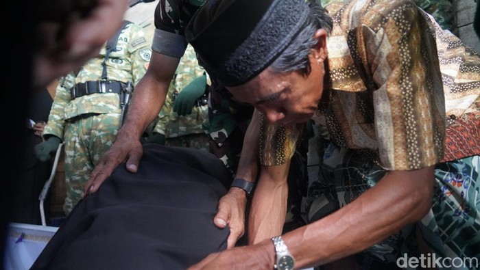 Prosesi pemakaman Praka Jumardi yang gugur ditembak KKB Prosesi pemakaman Praka Jumardi yang gugur ditembak KKB