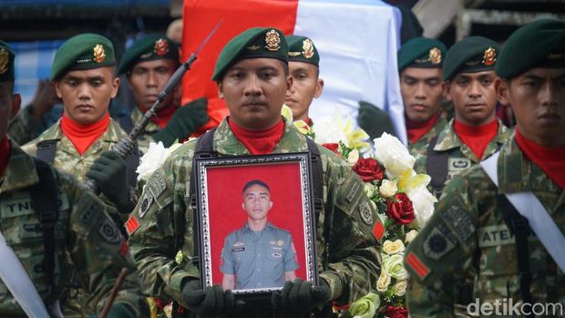 Prosesi pemakaman Praka Jumardi yang gugur ditembak KKB