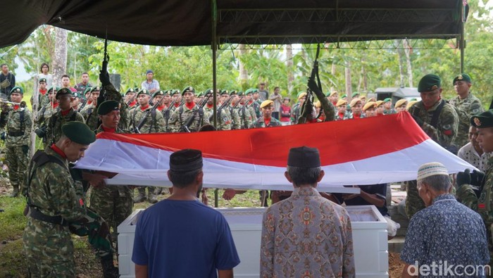 Prosesi pemakaman Praka Jumardi yang gugur ditembak KKB