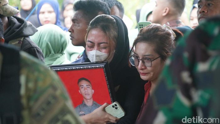Prosesi pemakaman Praka Jumardi yang gugur ditembak KKB Prosesi pemakaman Praka Jumardi yang gugur ditembak KKB
