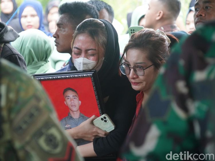 Suasana Duka Pemakaman Praka Jumardi yang Gugur Ditembak KKB