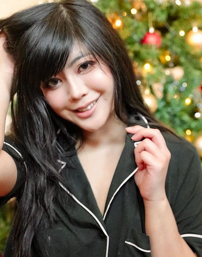 “Aku bingung. Aku sedang menonton film dokumenter Chris Chan dan mengenakan ini,” ucapnya. “Apakah karena itu dilarang?” tanya Quqco lagi. Foto: dok. Instagram/@hello.quqco