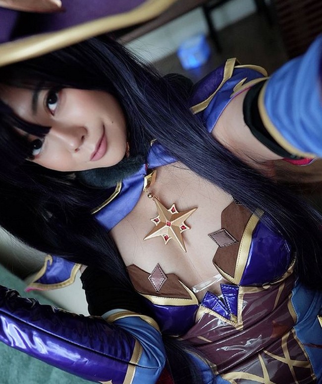Di Twitchnya, Quqco kerap kali live streaming bermain game Dark Souls dan Genshin. Inilah penampilan Quqco tampil cosplay menirukan karakter Mona di game Genshin. Foto: dok. Instagram/@hello.quqco