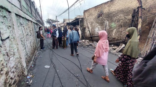 Ramai-ramai warga ke TKP kebakaran Depo BBM Plumpang