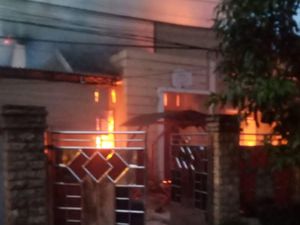 Rumah Tak Berpenghuni di Jambi Terbakar, 5 Unit Mobil Damkar Diturunkan