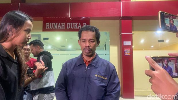 Salah satu jenazah korban kebakaran Depo Pertamina Plumpang yang berhasil teridentifikasi bernama Fahrul Hidayatullah (28) dibawa keluarga dari RS Polri. (Mulia Budi/detikcom)