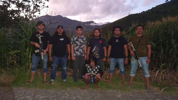 Sat Reskrim Polres Bima Kota membekuk pelaku pemerkosaan berinisial SU ketika bersembunyi di kebun jagung. (Foto: Istimewa)