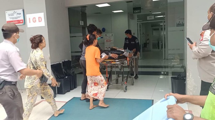 Satu korban kebakaran Depo Pertamina Plumpang dibawa ke IGD gegara sesak napas (Brigitta/detikcom)