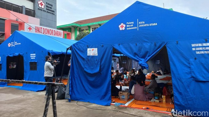 Sebanyak 106 jiwa terimbas kebakaran depo Plumpang mengungsi di Posko PMI Jakut. Para pengungsi membutuhkan bantuan popok lansia dan mandi cuci kakus (MCK). (Anggi M/detikcom)
