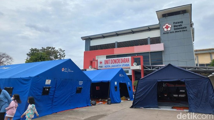 Sebanyak 106 jiwa terimbas kebakaran depo Plumpang mengungsi di Posko PMI Jakut. Para pengungsi membutuhkan bantuan popok lansia dan mandi cuci kakus (MCK). (Anggi M/detikcom)