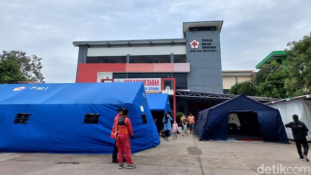 Sebanyak 106 jiwa terimbas kebakaran depo Plumpang mengungsi di Posko PMI Jakut. Para pengungsi membutuhkan bantuan popok lansia dan mandi cuci kakus (MCK). (Anggi M/detikcom)