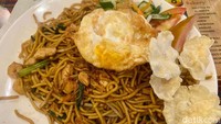  Begitu juga dengan Mie Goreng, tampilannya sederhana. Disajikan dengan telur mata sapi, dan emping. Tapi rasanya tak perlu diragukan lagi. Foto: detikFood