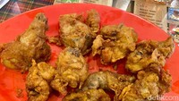  Ada pula menu ayam goreng yang digoreng garing. Ayam ini diberi bumbu spesial TipTop yang bikin nagih. Foto: detikFood
